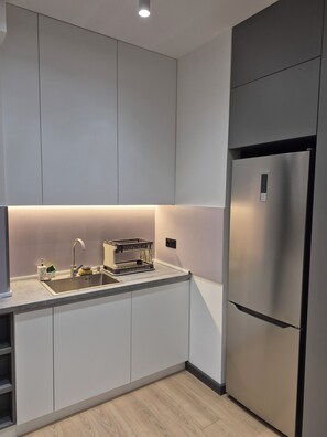 Jääkaappi, mikroaaltouuni, uuni, liesi