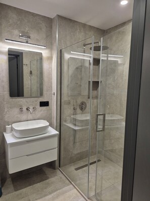 Shower, hair dryer, bidet, towels - Ortachala Hills High Floor Lux with Mountain View (Tbilisi)