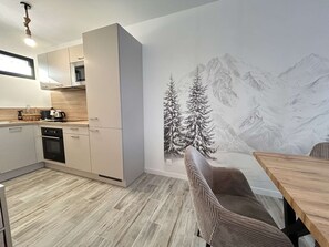 Fridge, microwave, oven, stovetop - 3-room chalet with terrace and parking near slopes in Risoul 1850 (Risoul)