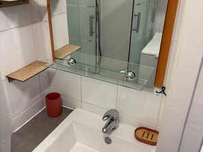 Bathroom - Air-conditioned studio near the thermal baths (Balaruc-les-Bains)