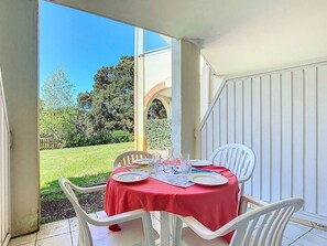 Outdoor dining - T2 in Moliets - Terrace - Pets Allowed - Parking (Moliets-et-Maa)
