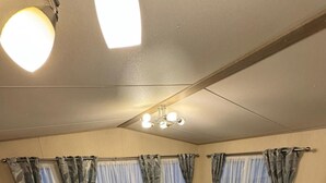 Ein gemütlicher Wohnbereich mit Sofa, Fernseher und Esstisch.