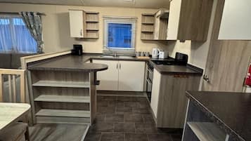 Kjøleskap, ovn, kokeplater og vannkoker