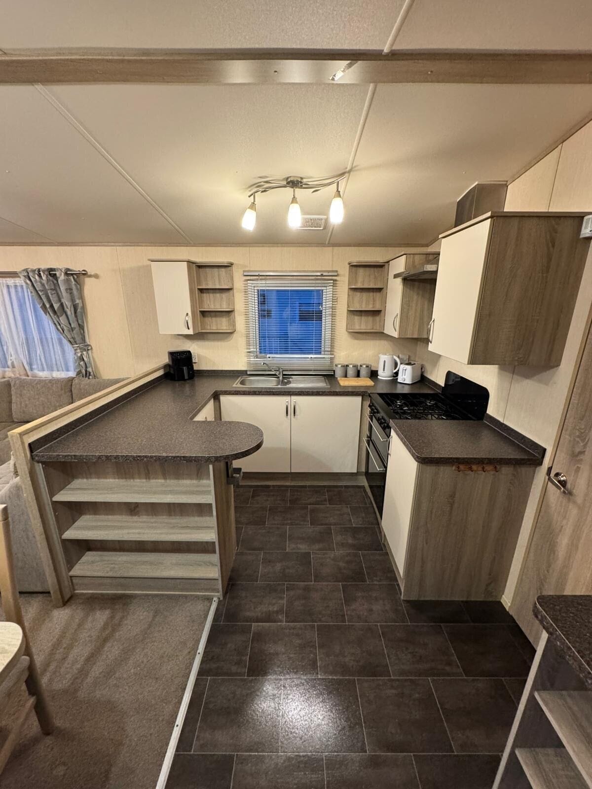 Fridge, oven, stovetop, electric kettle