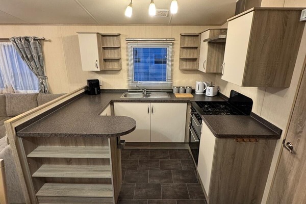 Fridge, oven, stovetop, electric kettle