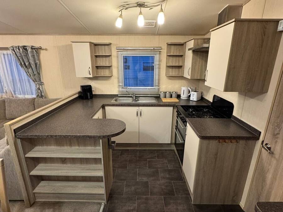 Fridge, oven, stovetop, electric kettle