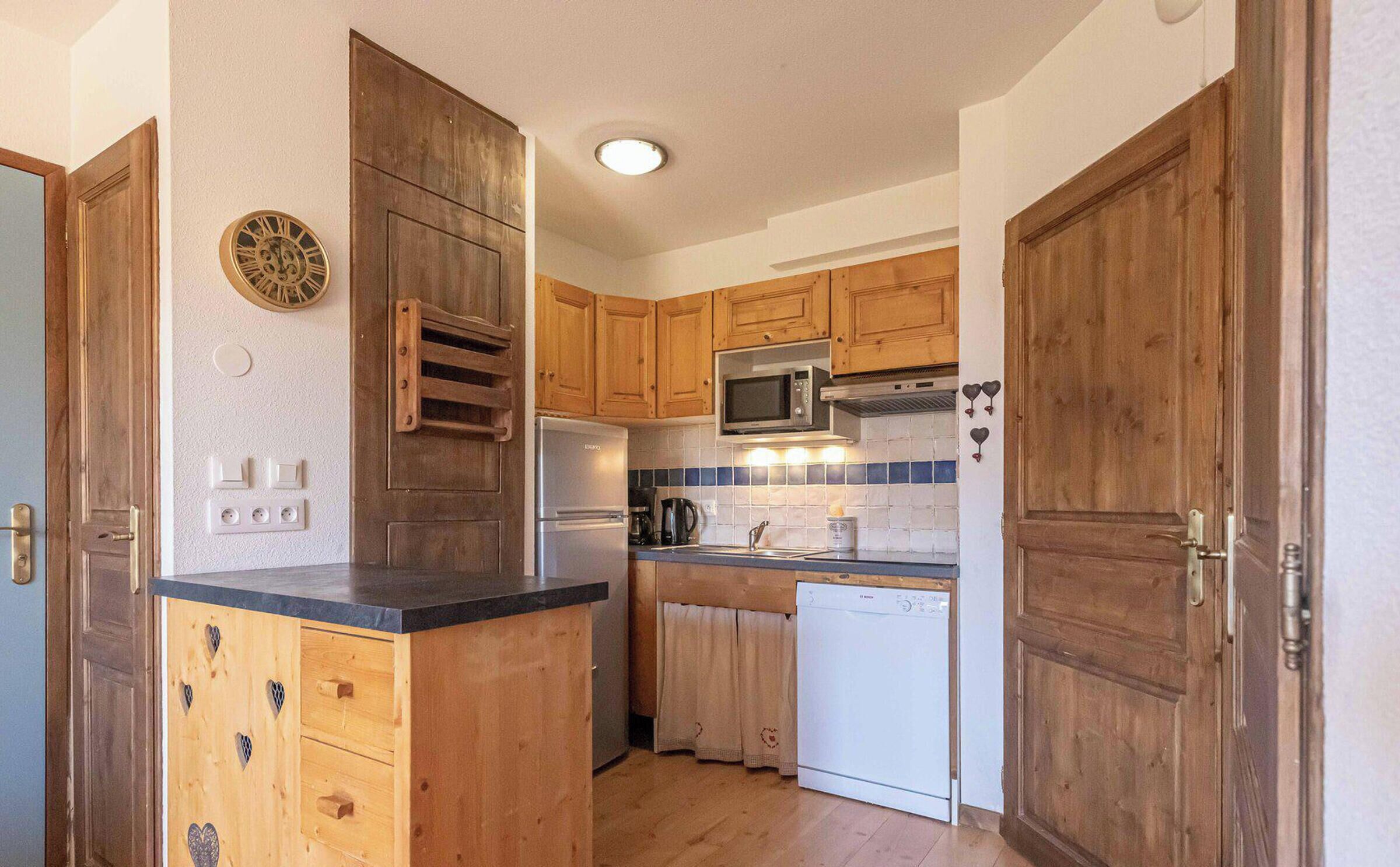 Kühlschrank, Mikrowelle, Herdplatte, Geschirrspüler