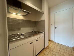 Geladeira, micro-ondas, cooktop, cafeteira/chaleira