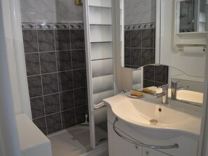 Bathroom - Apartment with terrace and parking in Saint-Cyprien (Saint-Cyprien)