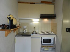 Een koelkast, een microgolfoven, een kookplaat