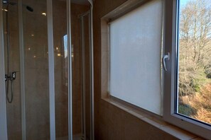 Douche, sèche-cheveux, serviettes fournies