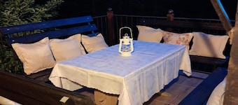 Helft van een vakantiehuis, grote tuin, terras