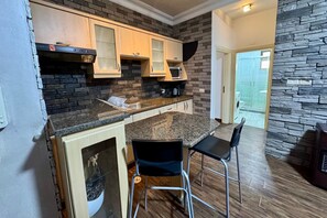 Fridge, microwave, stovetop, electric kettle - Central Budget Stay (Amman)