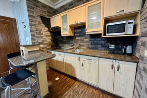 Fridge, microwave, stovetop, electric kettle - Central Budget Stay (Amman)