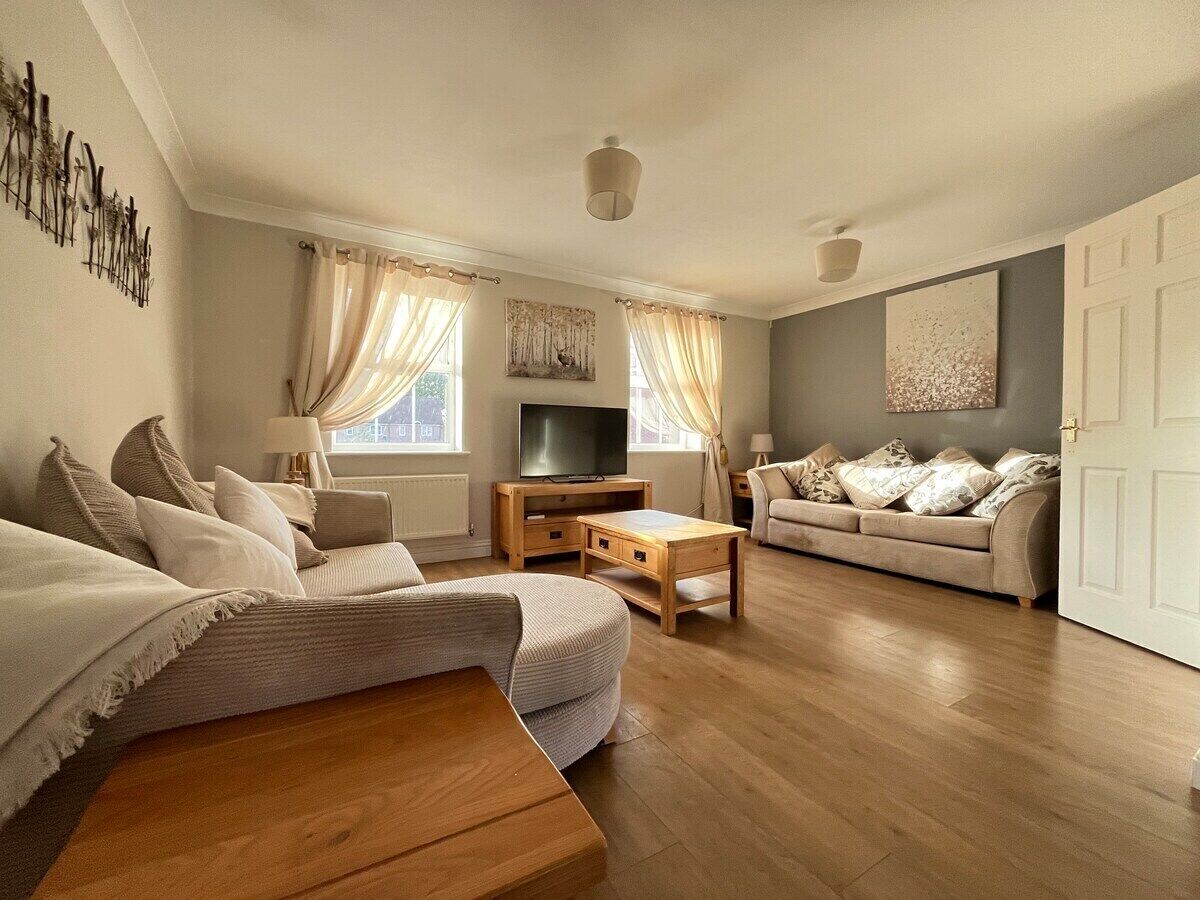 Newley decorated, spacious open plan lounge. Great for a catch up with friends, watching the game, afternoon board games or curling up with a coffee and a good book. 