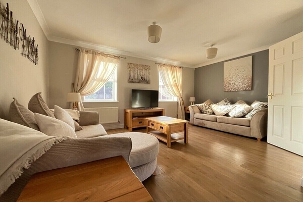 Newley decorated, spacious open plan lounge. Great for a catch up with friends, watching the game, afternoon board games or curling up with a coffee and a good book.