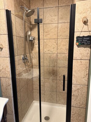 Toallas, jabón, papel de baño 