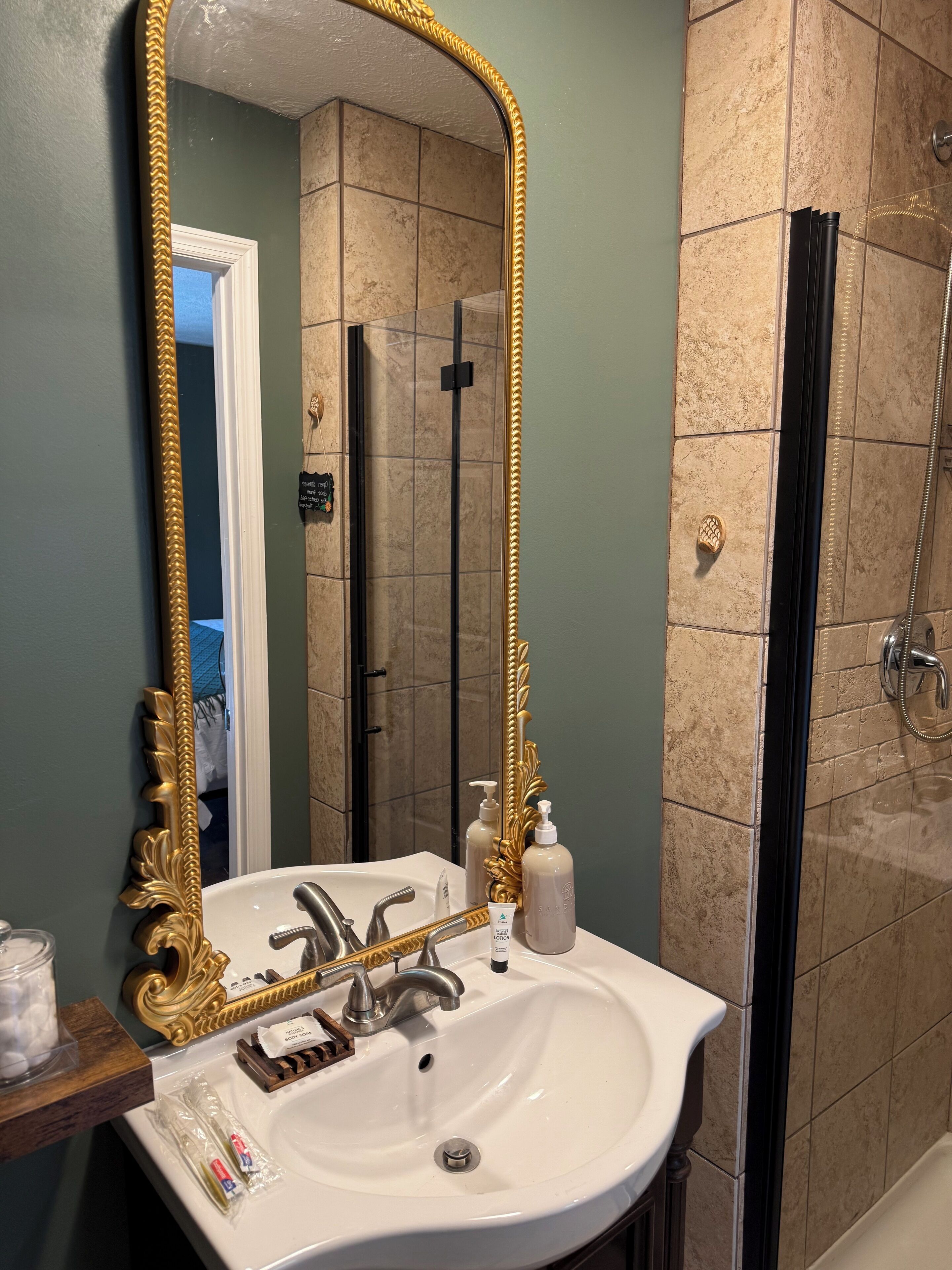 Serviettes fournies, savon, papier toilette