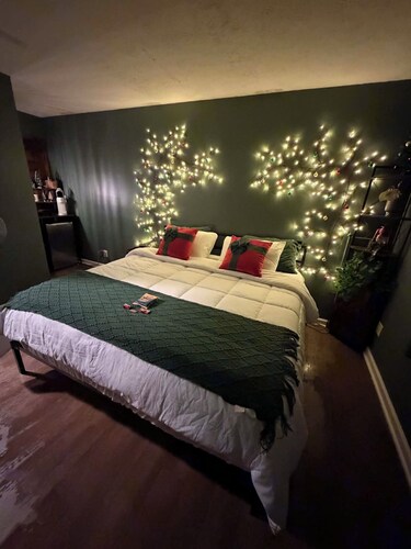 The Whispering Oak is a private and cozy getaway with its own private entrance!