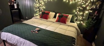 The Whispering Oak is a private and cozy getaway with its own private entrance!