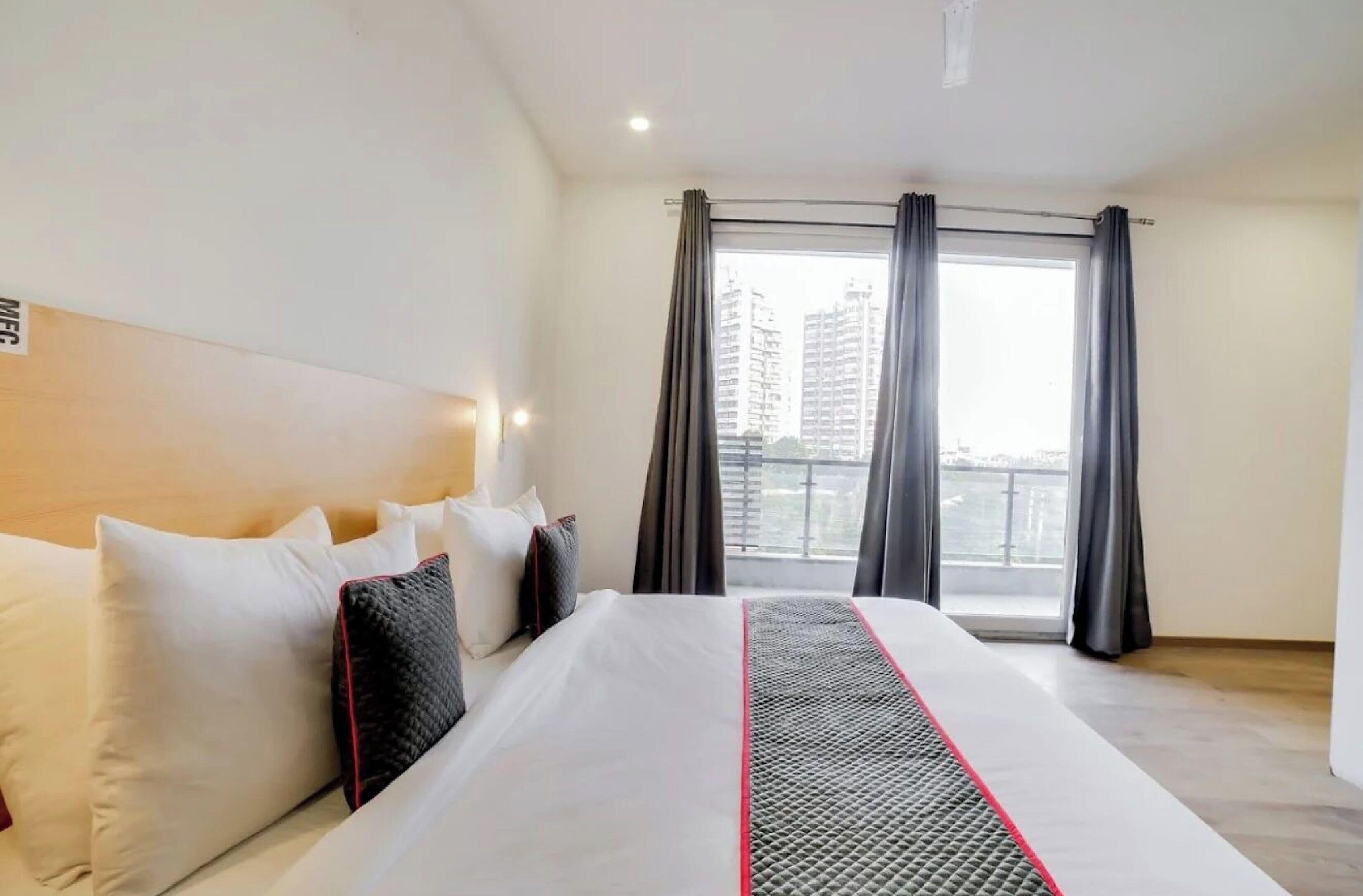 Dobbeltrom – superior, balkong, byutsikt | Safe på rommet, skrivebord og skrivebord for bærbar PC