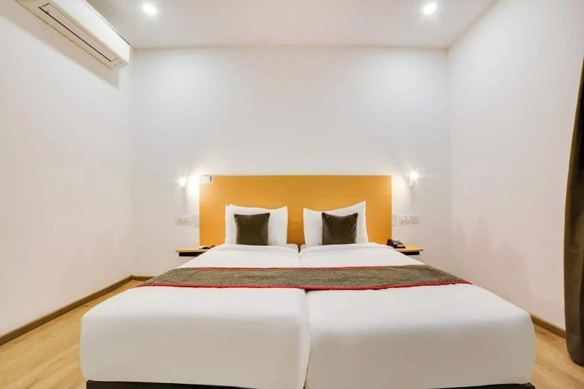 Double or Twin Room | In-room safe, desk, laptop workspace, iron/ironing board