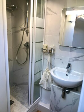 Asciugacapelli, asciugamani, sapone, carta igienica