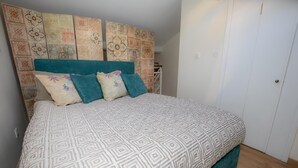 1 slaapkamer, een strijkplank/strijkijzer, wifi, beddengoed