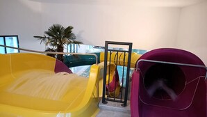 Un área de juegos acuáticos con toboganes y un tobogán de agua.