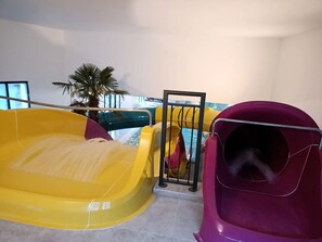Ein Wasserspielbereich mit Rutschen und einer Rutsche.