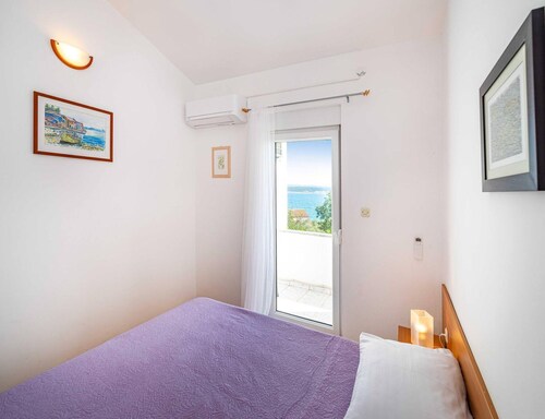 Pet-friendly Apartment With sea View