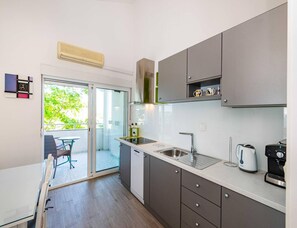 Private kitchen - Pet-friendly Apartment With sea View (Jasenice)