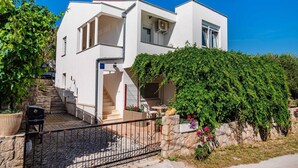 Unclassified image, 3 of 50, button - Pet-friendly Apartment With sea View (Jasenice)