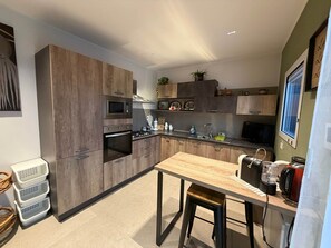 Een koelkast, een microgolfoven, een oven, een kookplaat