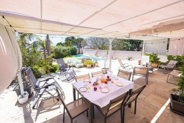 Outdoor dining