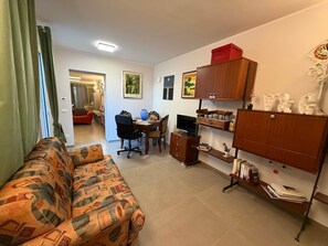 Smart TV, computer monitors - Elegant Villa with Private Pool, BBQ and Modern Amenities (Sicilia)