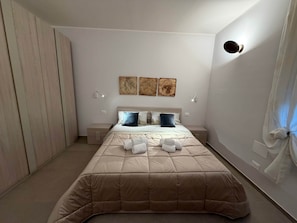 3 slaapkamers, een strijkplank/strijkijzer, gratis wifi, beddengoed