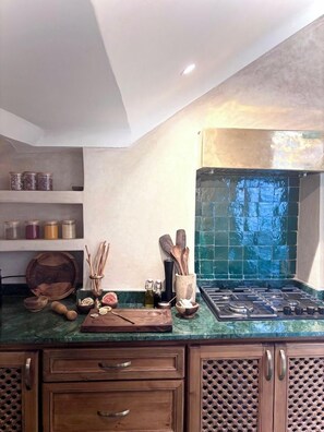 Luxury House, Patio, Courtyard View | Dapur peribadi | Peti sejuk, dapur, mesin basuh pinggan mangkuk 