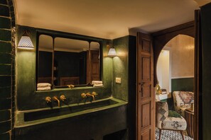 Lyxhus - uteplats - utsikt mot innergården | Badrum | Gratis toalettartiklar, hårtork, handdukar och tvål