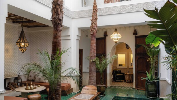 A courtyard with a pool, lounge chairs, and potted plants. - Riad Mint  (Marrakech)