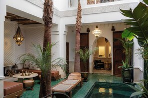Entire Riad | บริเวณนั่งเล่น | หนังสือ