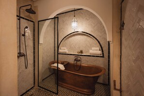 Entire Riad | Bathroom | Separate tub and shower, eco-friendly toiletries, hair dryer, towels - Riad Mint  (Marrakech)