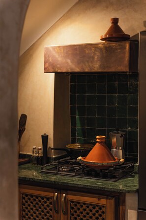 Maison Luxe, patio, vue cour intérieure | Cuisine partagée | Réfrigérateur, plaque de cuisson, lave-vaisselle