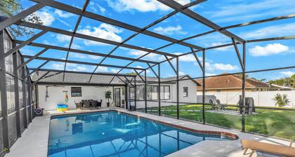 Luxury Pool Home 2-bedroom house in Deltona perfect for a relaxing getaway