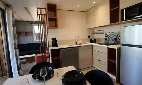 Refrigerador, microondas, lavavajillas y cafetera y tetera 