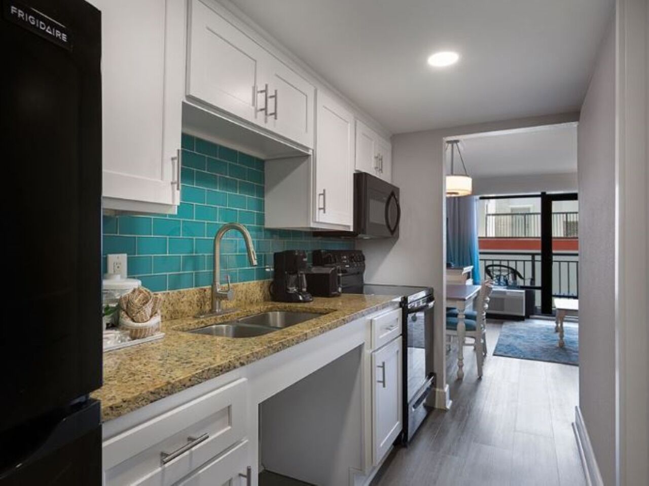 Réfrigérateur, micro-ondes, four, plaque de cuisson