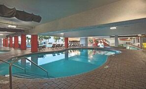 Una piscina techada, una piscina climatizada