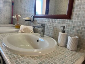 Comfort Condo, Sea View | Bathroom