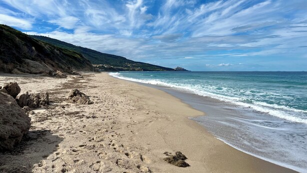 A beach with clear skies, calm waves, and a rocky shoreline. - Casa Caterina - Spacious Sea-View Apart (La Ciaccia)