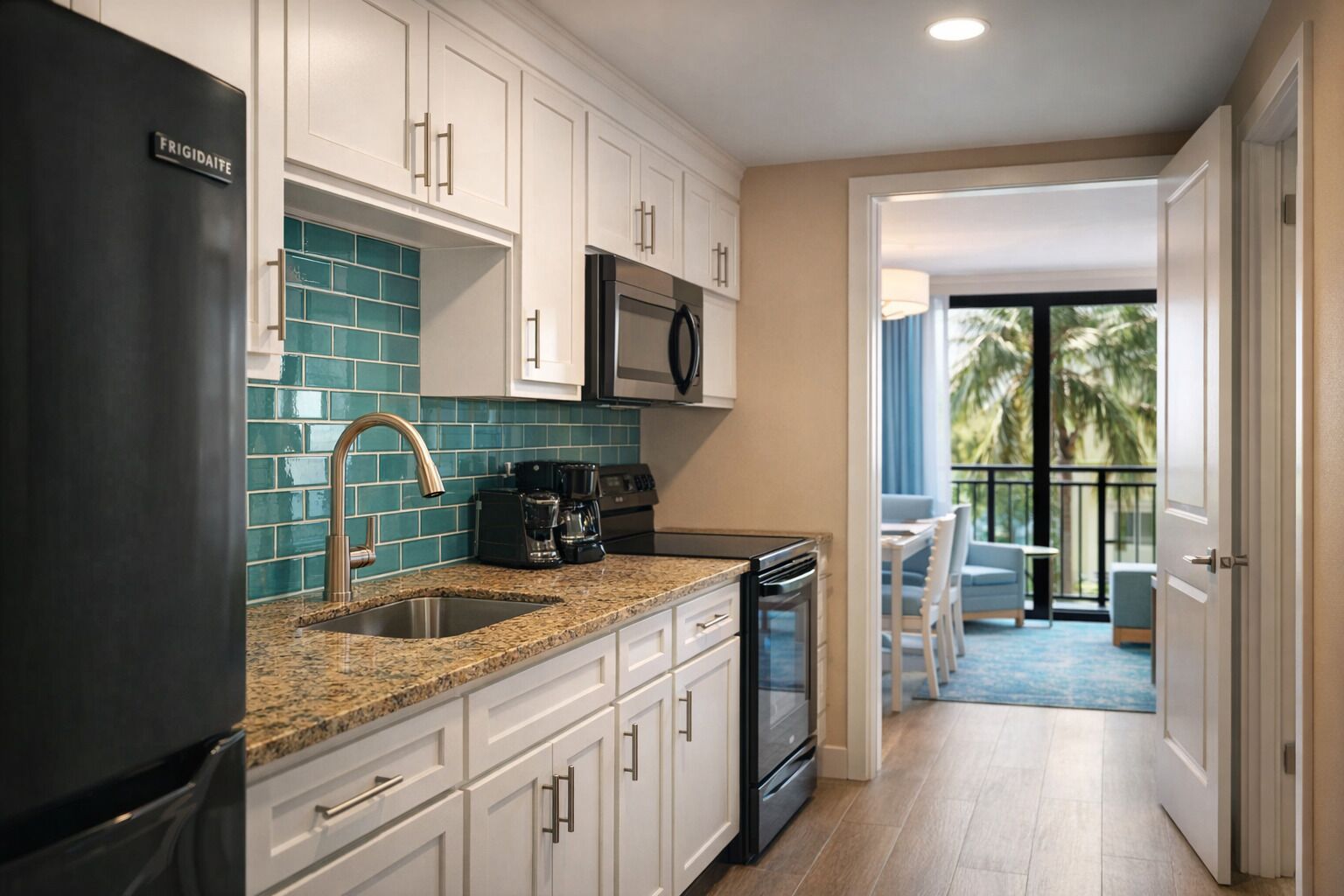 Réfrigérateur, micro-ondes, four, plaque de cuisson